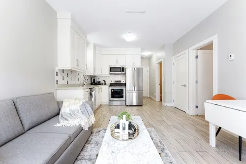 Cozy & Convenient · 2 Mins from SkyTrain · Central Location - Bungalows