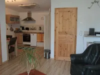 Modernly Furnished Bungalow with Fireplace, Surrounded by Greenery. 프리에드리치로다 호텔