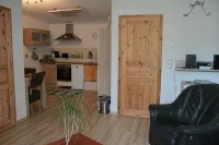 Modernly Furnished Bungalow with Fireplace, Surrounded by Greenery. - 3-Star