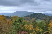 Private Retreat on 7 Acres, Mountain Views, Firepit, King Bed, Sleeps 6.