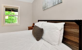 Walk to Beach - Pet friendly Cabin w/ Workspace