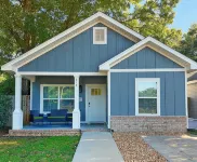 Blue Angels Porch Views, Downtown, Fenced Yard + Fire Pit and Pet Friendly! - 鄉村度假屋