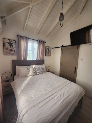 Relax in peace and comfort in a 1-bedroom Flat in Christ Church with WiFi, AC - 2-نجوم