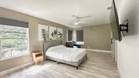 Cozy Luxury  Pool + Home Theater + Backyard Oasis - สระว่ายน้ำส่วนตัว