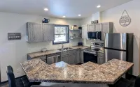 Charming quiet 2-bedroom house set in a cedar forest in welcoming Fish Creek - 3 stjerner