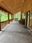 Cutthroat Cabin: Large cabin with creek, 5 min. to Terrace Lakes for golf - Alppimaja