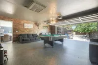 Spacious Sleeps 20 with Heated Pool & Game Room by Uptown Dallas - สระว่ายน้ำส่วนตัว