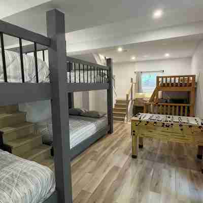 Muskoka Lakefront Cottage w/ Dock, Kayaks & Canoes • Family Getaway Rooms