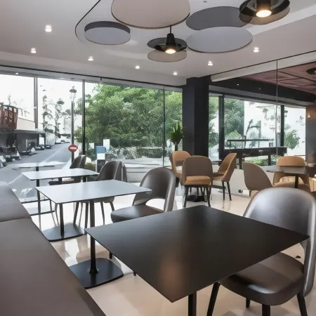 Hotel América Sevilla Отели рядом с достопримечательностью «Здание Ла Адриатика»