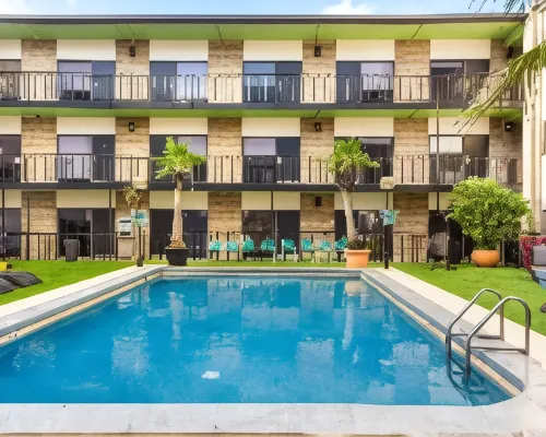 Riverwalk Plaza Hoteles cerca de Universidad Trinity