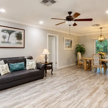 Warm and Cozy Home in Quiet Neighborhood!! LLC