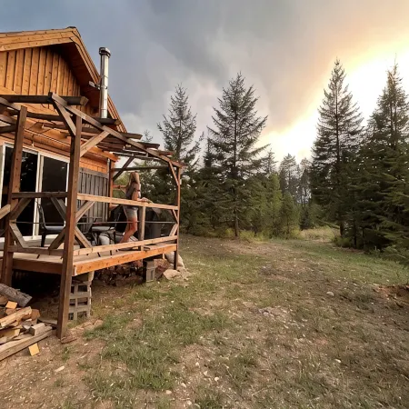 Cozy Cabin Retreat in Spirit Lake- Your Getaway to Adventure!
