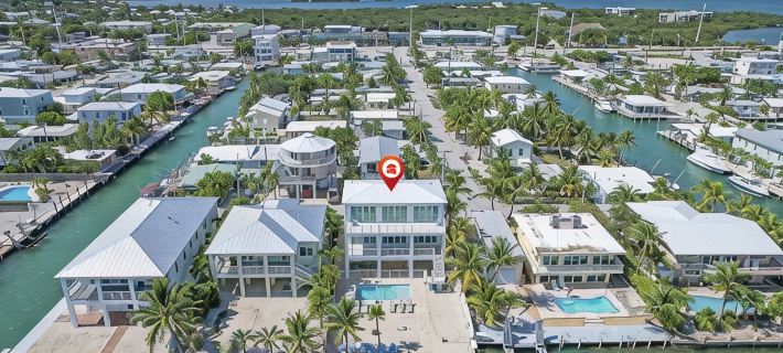 Oceanfront PARADISE w Heated pool, 55’ dock, ocean view & bathroom in every room Hotels in Marathon