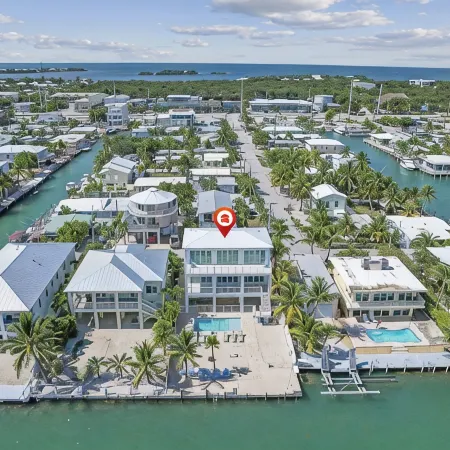 Oceanfront PARADISE w Heated pool, 55’ dock, ocean view & bathroom in every room