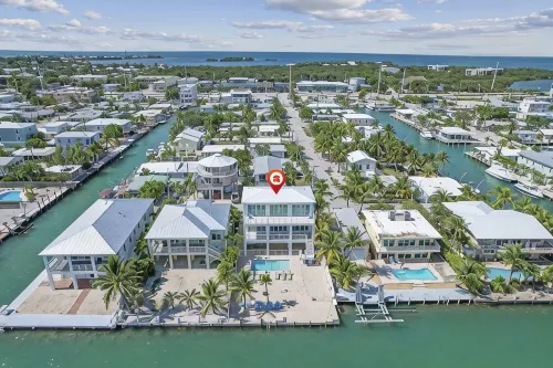 Oceanfront PARADISE w Heated pool, 55’ dock, ocean view & bathroom in every room - Butik