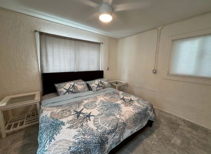 Charming 1-bedroom apartment in enchanting Madeira Beach with WiFi, AC