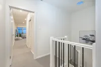 CBD• King Suite •Garage• BBQ •Pets•Walk Everywhere - บังกะโล