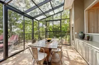 Amazing Get-Away! Enjoy the Views! Relax on Deck or by Pool. Minutes to Plaza. - 3つ星