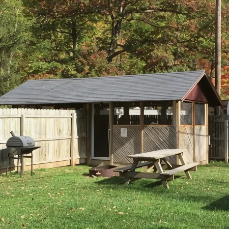 Ugly Cabin, Stunning Escape – Hot Tub! Fire Pit! Fast Wifi! Sunroom! Hiking!