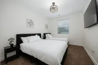 New build modern home 3BR with Hot Tub & ping pong