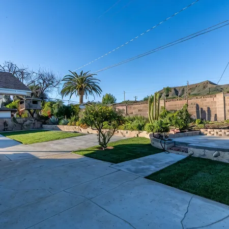 Modern King Beds/Beautiful Large yards/Long Stay/WI-FI/WFH/25 mins to Beach/FWY