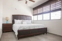 2 BR 2 Bath Walk to Beach and 3 Restaurants Bars by Blackeagle marina.