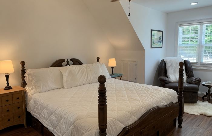 The “Wood”shop, 2 bedroom loft apartment on a quiet cove.