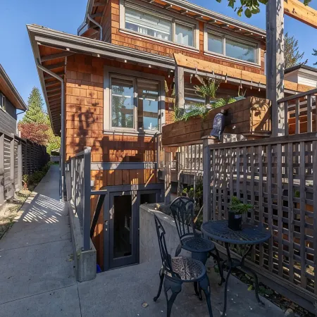 Private apartment in the quiet community of North Vancouver Lynn Valley