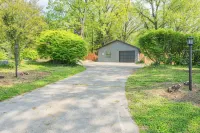 Modern Knox Guesthouse - Hot Tub/Pet Friendly/Private Patio/Grill - 4-Star
