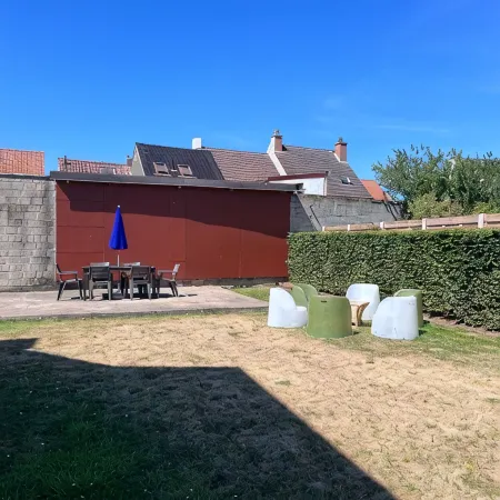 Vacation apartment with garden 1.5 km from the sea.
