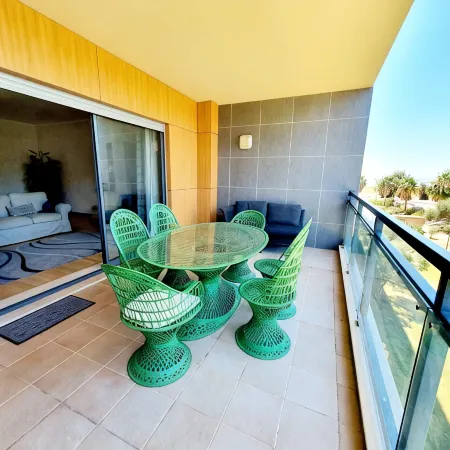 Golf, beach, country and city. Central and modern for up to 5 guests