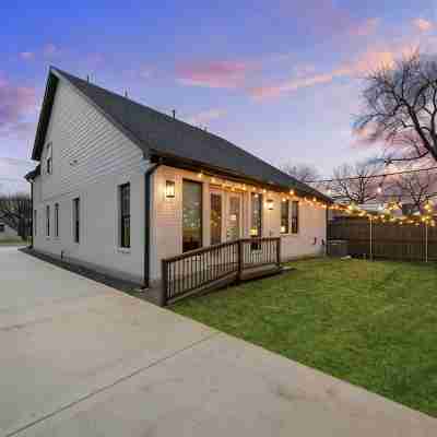 Charming new home in downtown New Braunfels, close to shops, dining & more! Hotel Exterior