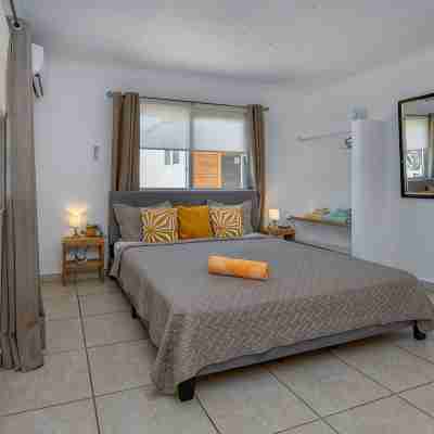 Sunny Palm Beach Villa - 3 min from beach Rooms