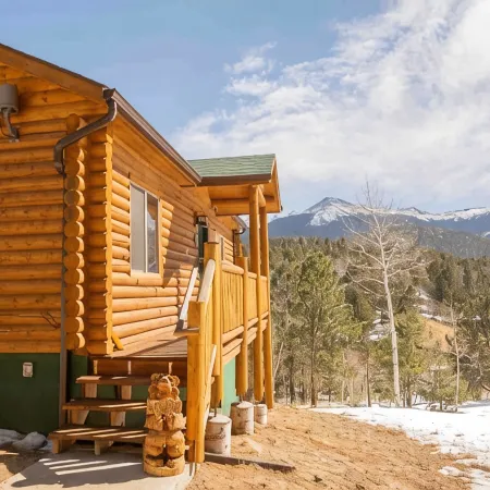 Mountain Sunrise Cabin with breathe taking views.
