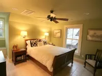 Boundary Street Getaway in Old Town Bluffton! Hotele w: Bluffton