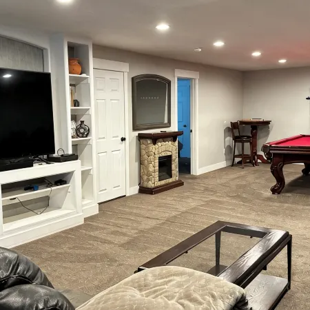 Spacious 6Br Home w 2 Large Living Areas & 3 Bath