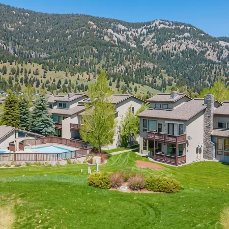 Amazing Mountain Views, Walk to Ski Shuttle! in the Heart of Big Sky Golf