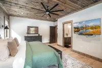 Yellowstone Luxury Cabin, Hot Tub, Game Room,EV Hookup,Massive Deck,5Bed/3.5Bath - 4-Star