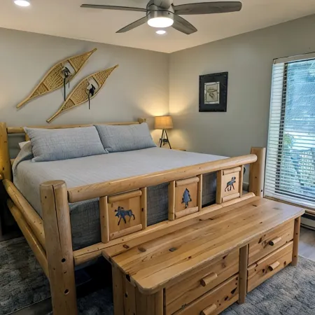 Luxury Condo w/ FREE WiFi, Parking, Heated Pool, Hot Tubs, Skier Shuttles