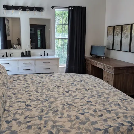 Upscale 2 Bed/2.5 Bath w/Lighted Pickleball Court&Fiber Internet Near the Dragon