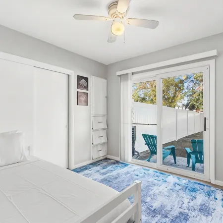 Lobster Louie's Inn - Cozy 2/1 Mins from Beaches. Fenced yard. Pet Friendly. Hotels in Whitfield