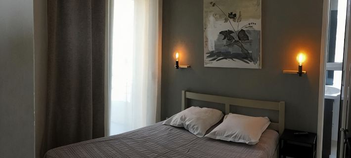 Beautiful and bright apartment with lovely view of Cassis Bay and feet in water Hotels in Cassis