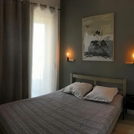Beautiful and bright apartment with lovely view of Cassis Bay and feet in water