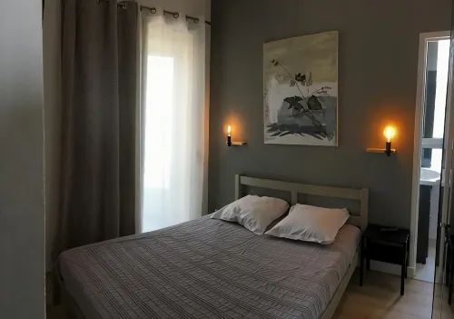 Beautiful and bright apartment with lovely view of Cassis Bay and feet in water - balcón
