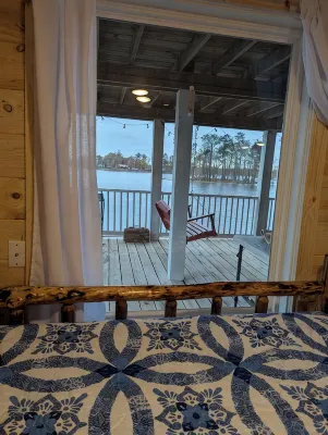 What a view of our beautiful Lake Jordan. This cabin is sure to charm you . - 2-Sterne