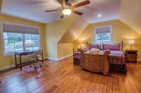 The Valley Estate - Ice Arena - Biking - Weddings - Walk to Town Square! - Wifi