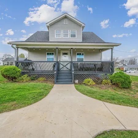 5 Bed Home with Game Room, Theater Room, Fire Pit, Only 3 Mins from the Ark!