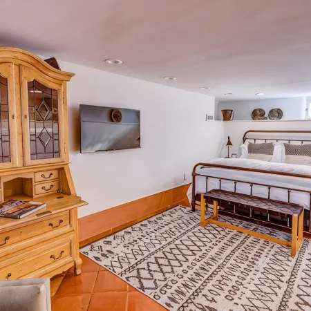 Beautiful historic Santa Fe home five minute walk to Plaza
