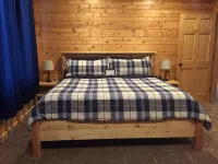 Northern Comfort Overlooking Caribou Lake- Spacious and Secluded - con encanto