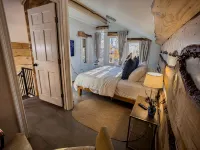 Magical Treehouse in Woods, Close many Wineries & Breweries, Pet Friendly!